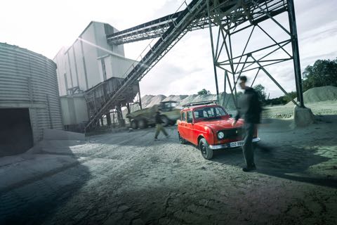 La 4L devant la structure métallique de la gravière, un équipier à côté
