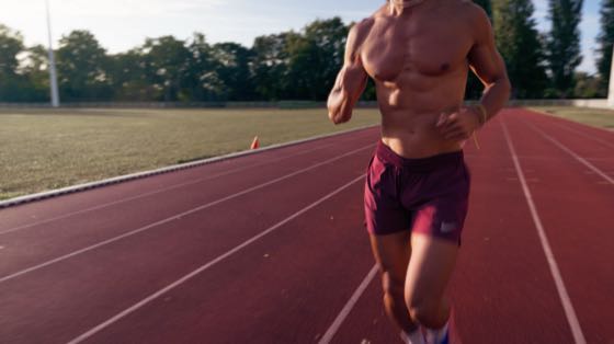Le coureur de face, le tartan rouge plein cadre
