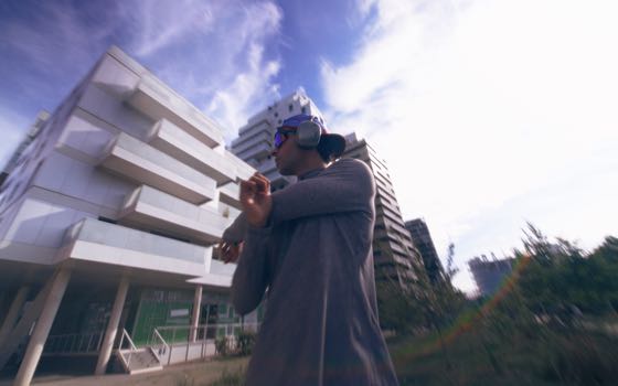 Silhouette en tenue de sport devant une architecture contemporaine